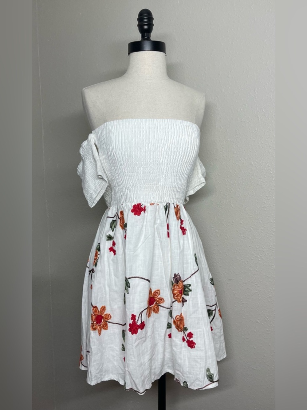 NWT Hello Molly White Strapless off Shoulder Floral Embroidered dress 10